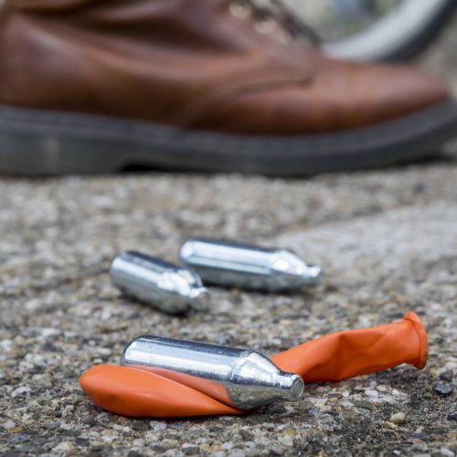 gebruikte lachgaspatronen en ballonnen op straat