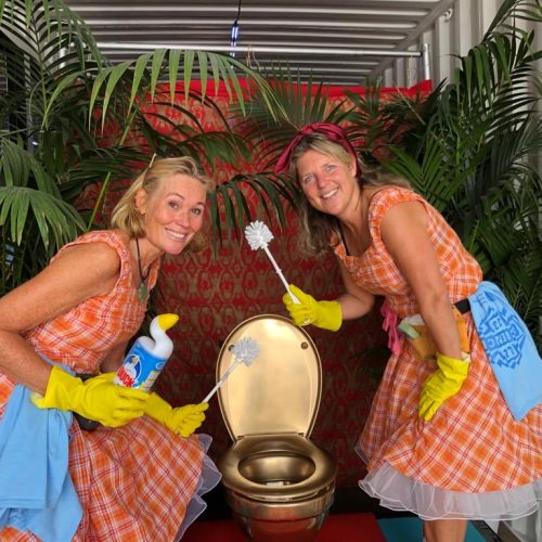 2 dames bij een wc pot op lowlands