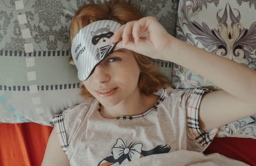 meisje in bed met oogmasker op