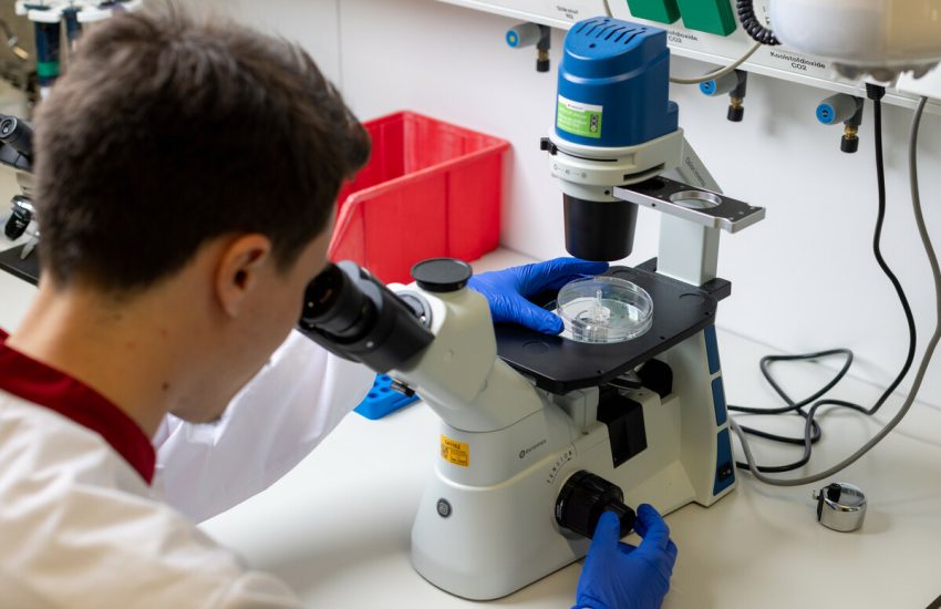 Onderzoeker Henrique Nogueira Pinto in het lab