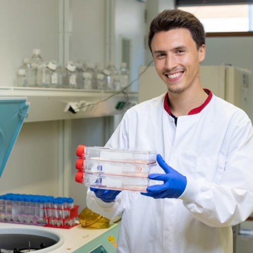 Onderzoeker Henrique Nogueira Pinto in het lab