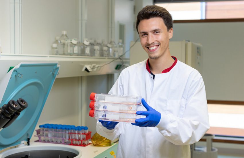 Onderzoeker Henrique Nogueira Pinto in het lab