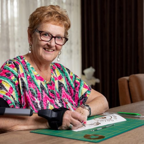 Gerda met STIL brace om arm