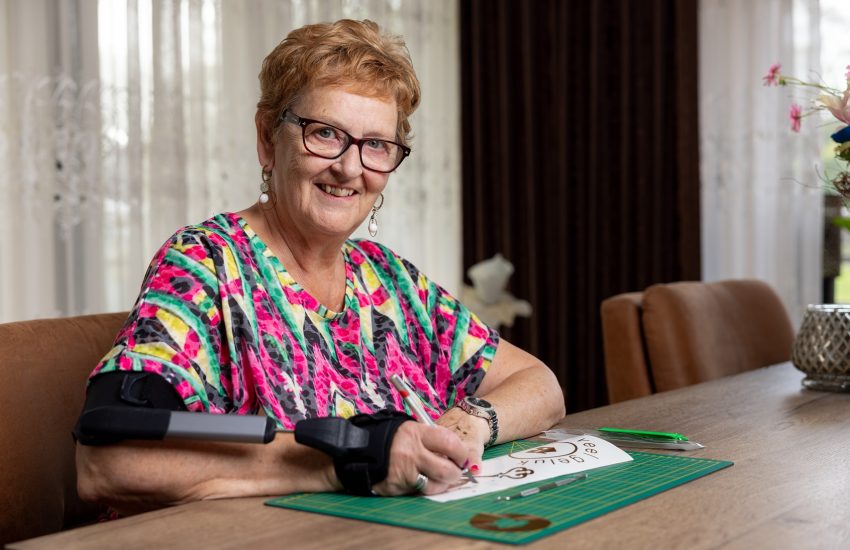 Gerda met STIL brace om arm