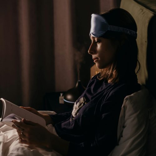 Vrouw met slaapmasker in bed