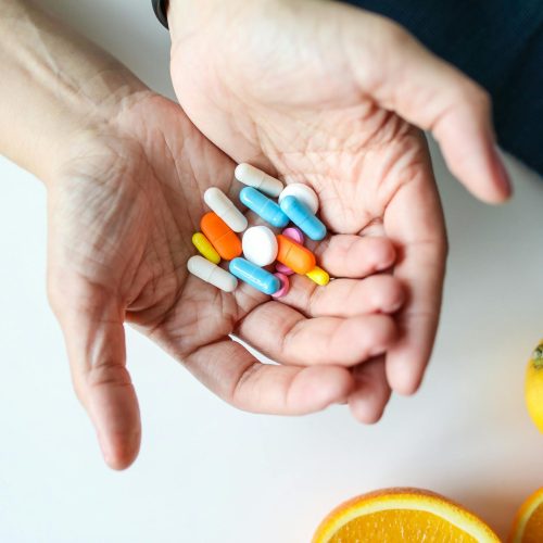 handen met medicatie