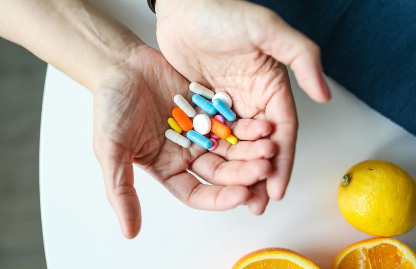 handen met medicatie