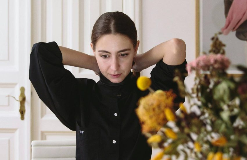 jonge vrouw bij bos bloemen