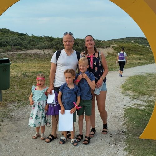 Sunset Walk, familie onder boog