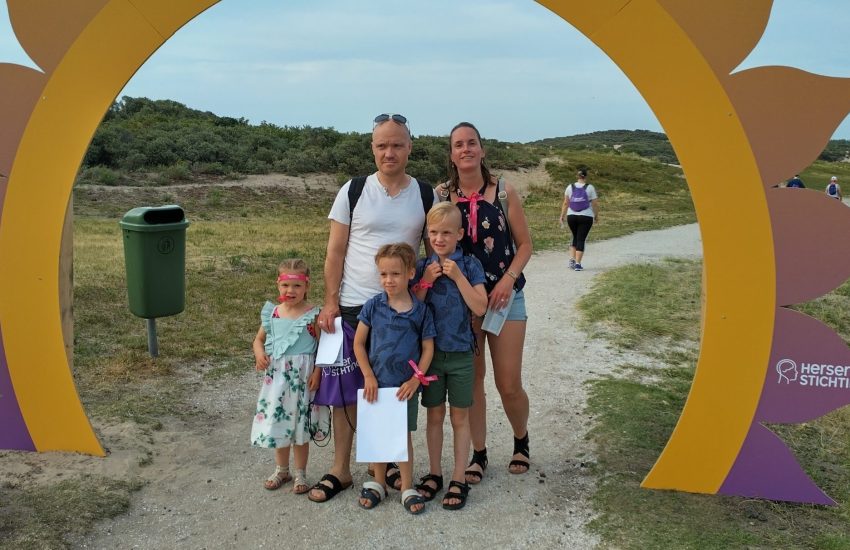 Sunset Walk, familie onder boog