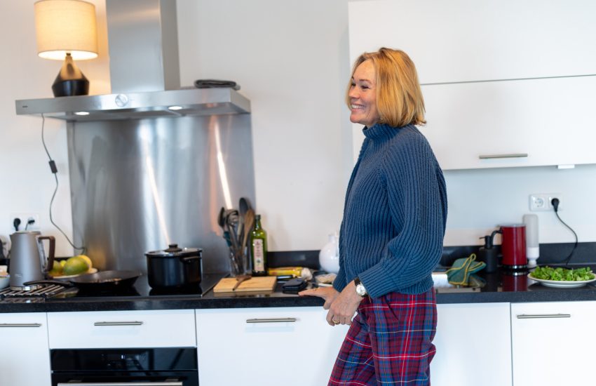 Onderzoeker Iris Sommer in keuken