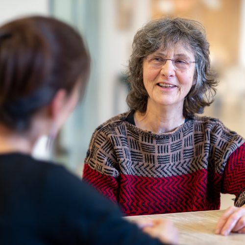Onderzoeker Carolien Smits in gesprek