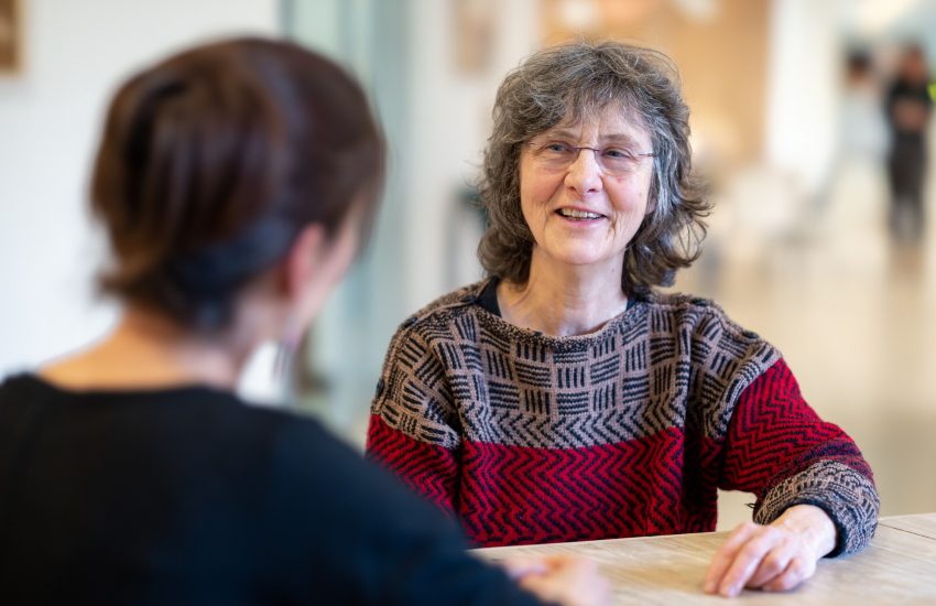 Onderzoeker Carolien Smits in gesprek